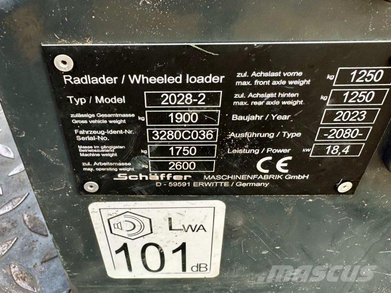 Schäffer 2028 Čelné nakladače a rýpadlá