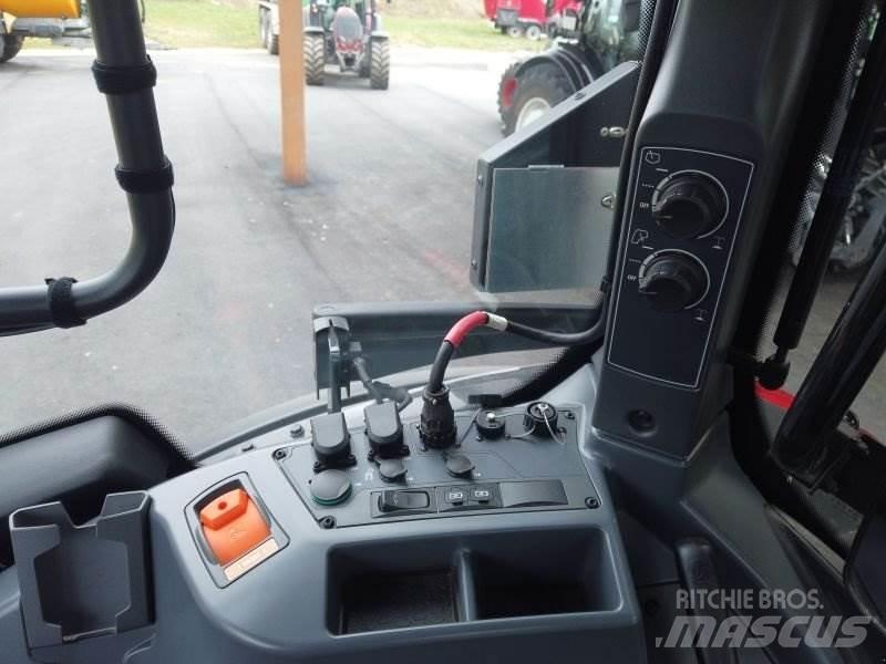 Valtra Q305 Traktory
