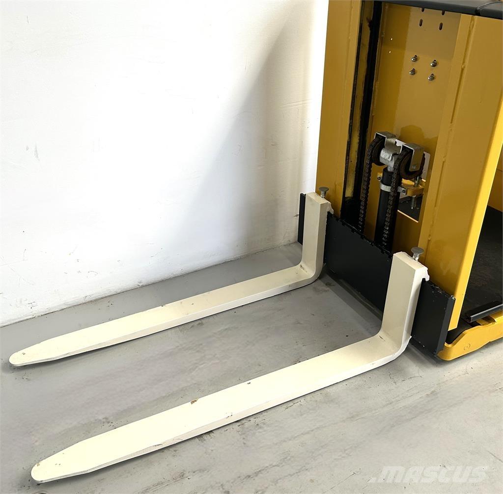 Hyster K1.0L Strednezdvižný vozík