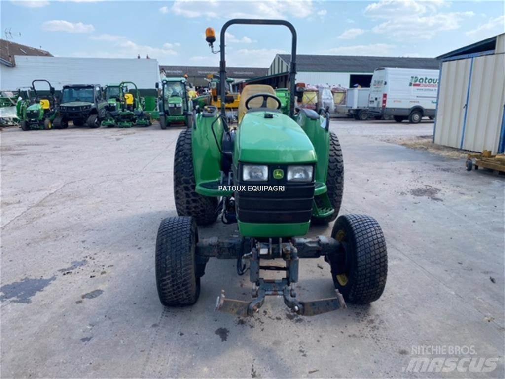 John Deere 4710 Traktory