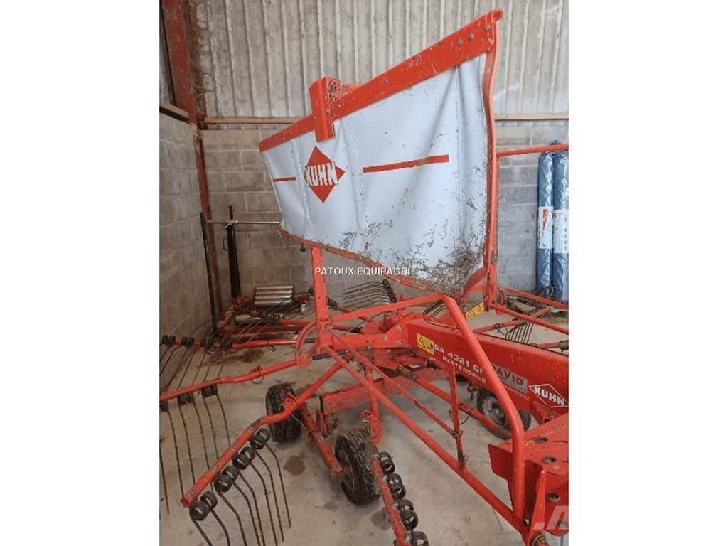 Kuhn GA4321 Obracače a zhrabovače sena