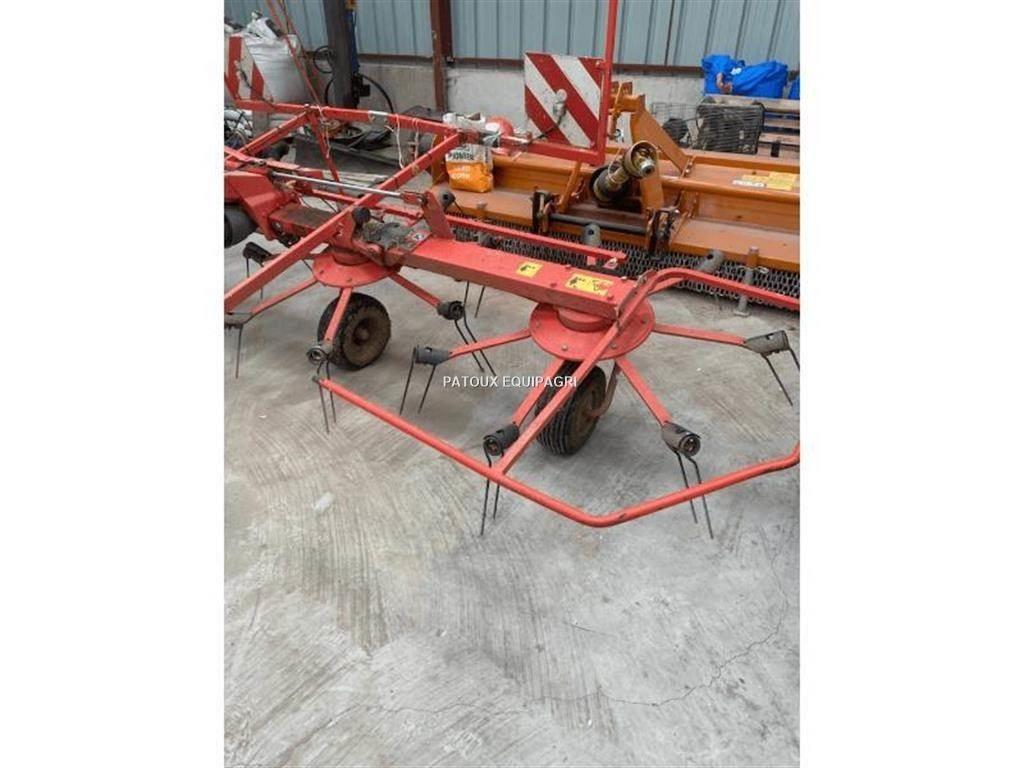 Kuhn GF5202 Obracače a zhrabovače sena