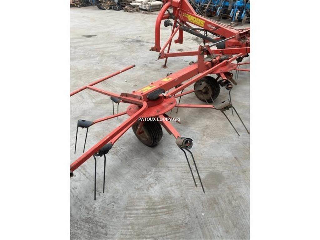 Kuhn GF5202 Obracače a zhrabovače sena