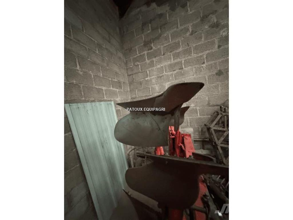 Kuhn MASTER 100 Konvenčné pluhy