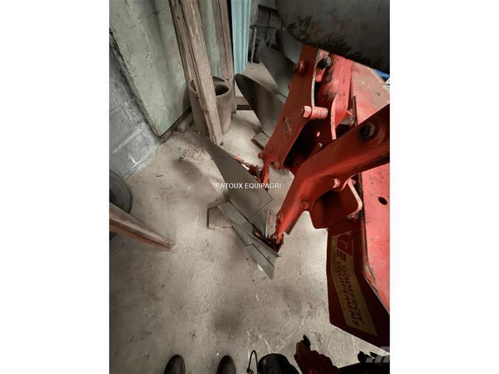 Kuhn MASTER 100 Konvenčné pluhy