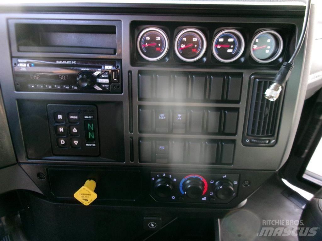 Mack GR64F Sklápače