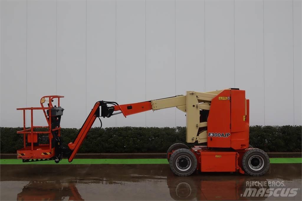 JLG E300AJP Kĺbové plošiny