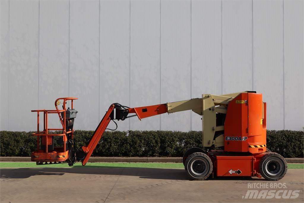 JLG E300AJP Kĺbové plošiny
