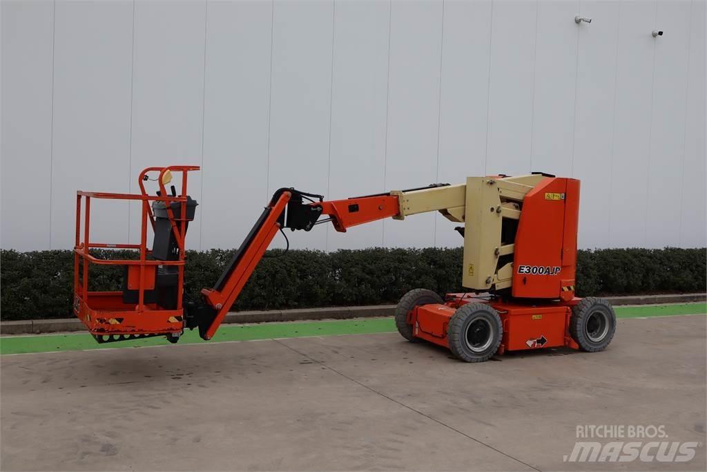 JLG E300AJP Kĺbové plošiny