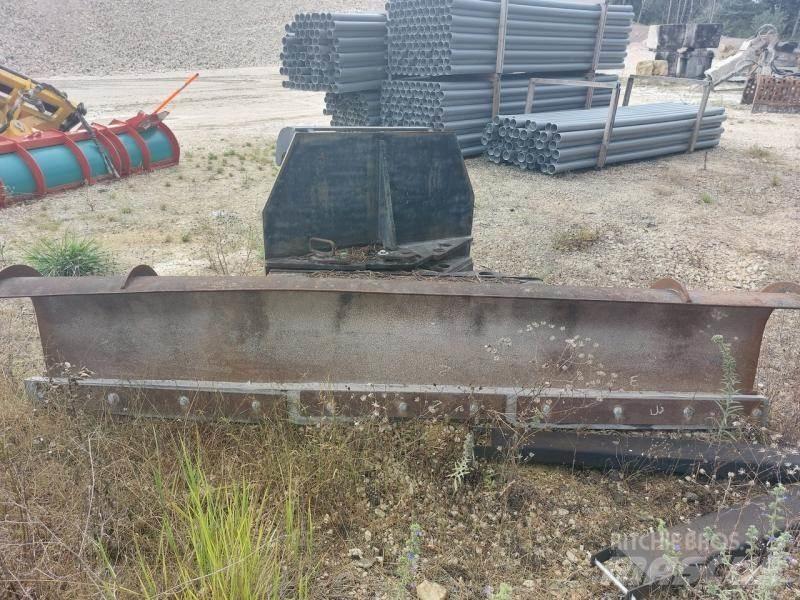 CAT 938 Pluhy
