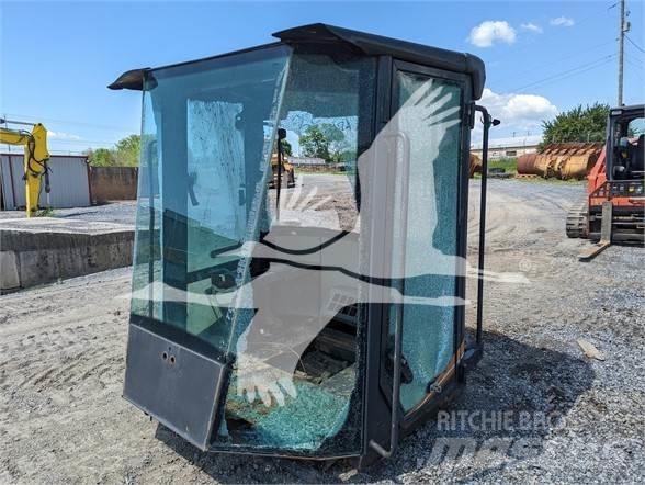 CASE  Kabíny a interiér