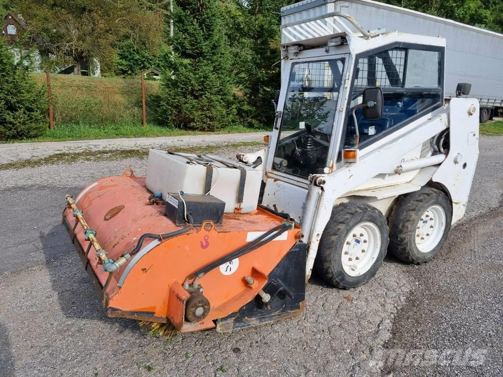 Locust L453 nakladač + zametač Šmykom riadené nakladače
