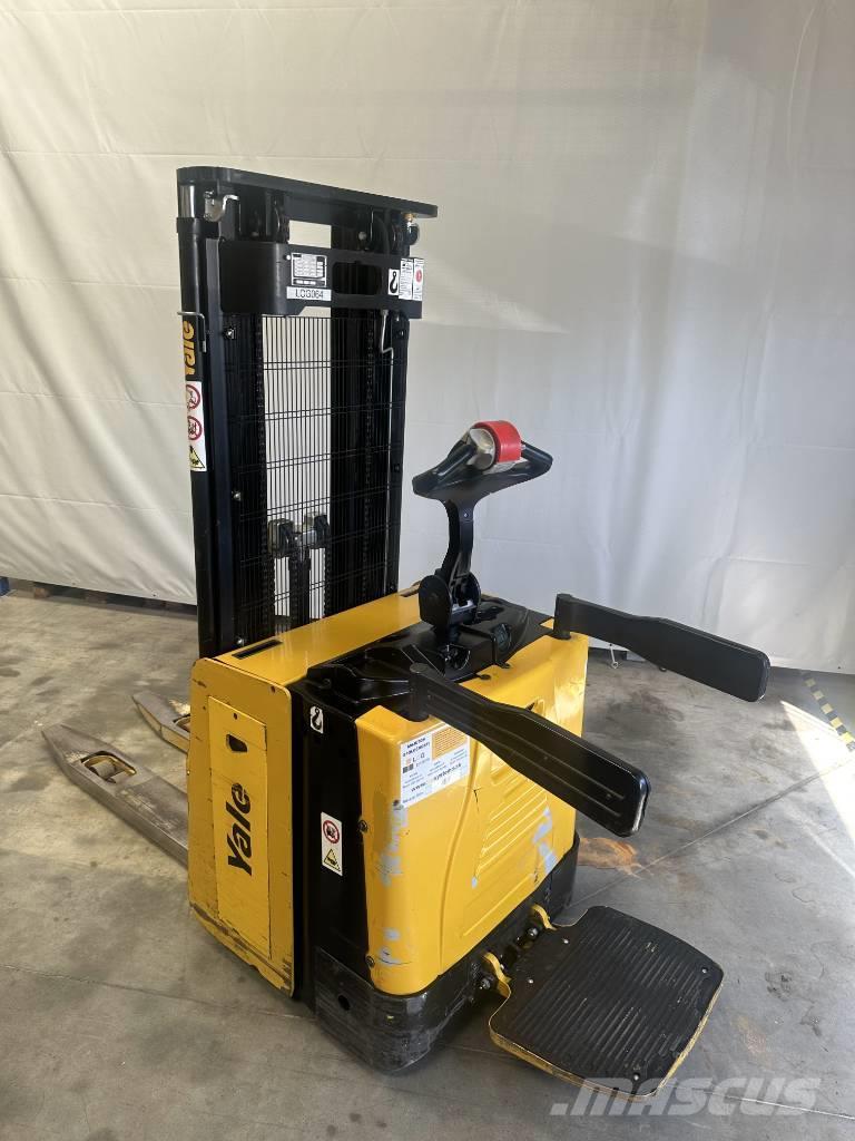 Yale ms15x Pedestrian stacker