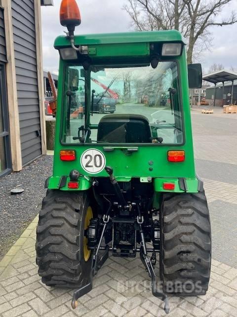 John Deere 2520 Traktory