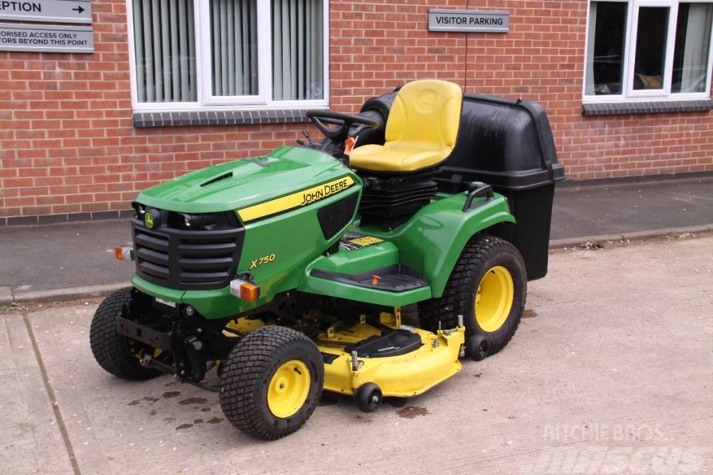 John Deere X750 with 54" Cutting deck and Collector Samochodné kosačky