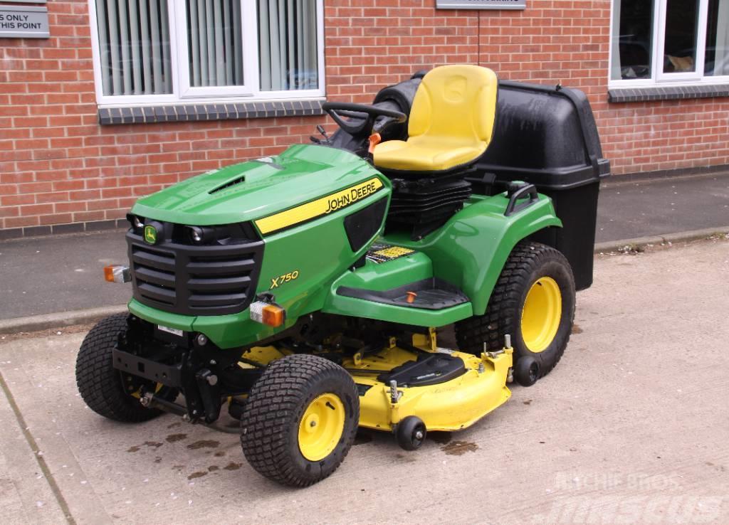 John Deere X750 with 54" Cutting deck and Collector Samochodné kosačky