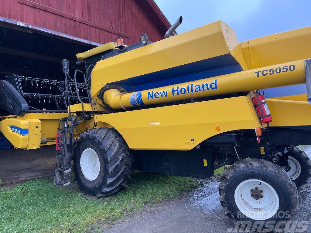 New Holland TC5050 15fot 373tim! Kombinované zberacie stroje