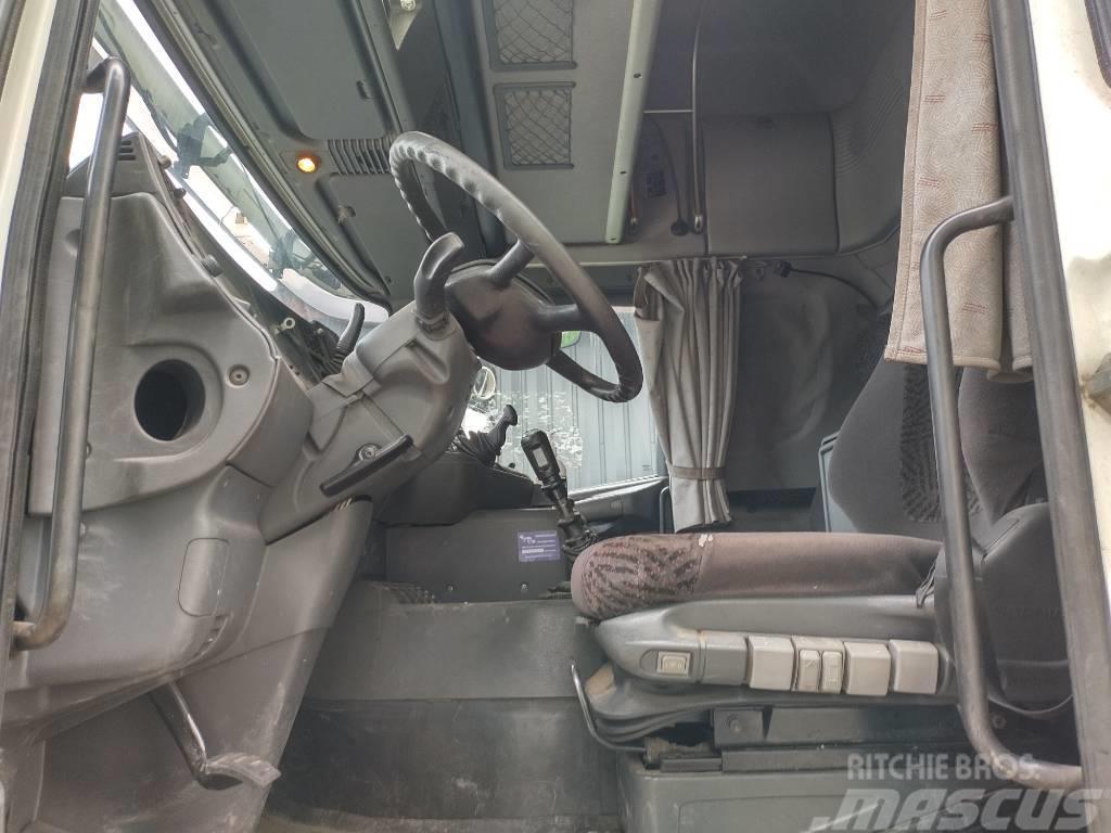Scania R114 6x2 umpikori, työkoneeksi rekisteröity Skriňová nadstavba
