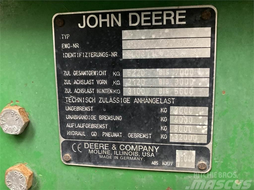 John Deere 6110 SE Traktory
