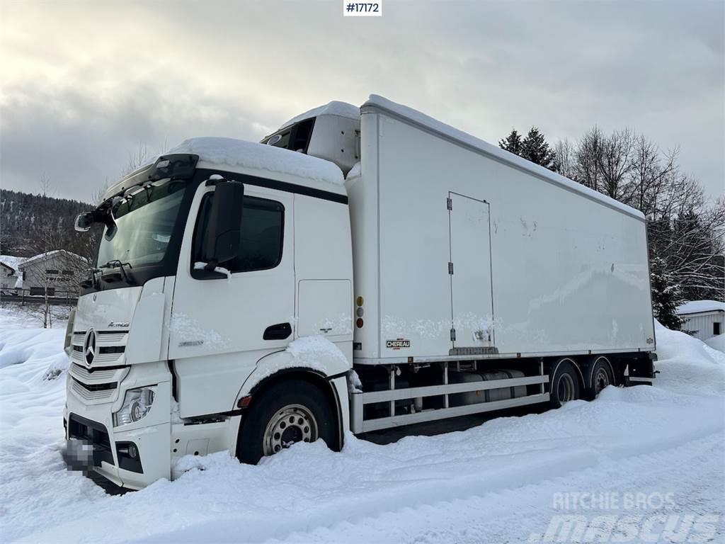 Mercedes-Benz Actros 2551 6x2 Box Truck w/ fridge/freezer unit. Skriňová nadstavba