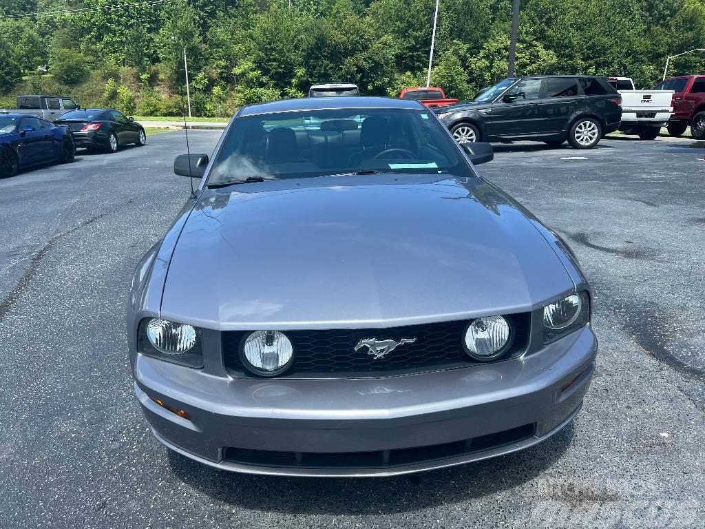 Ford Mustang GT Deluxe Coupe Automobily