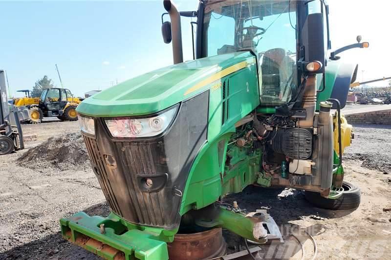 John Deere JD 7210R Tractor Now stripping for spares. Traktory