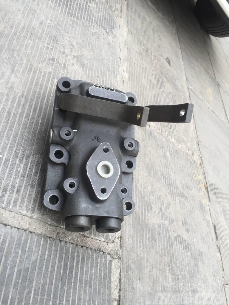 Komatsu D65E-8 steering valve assembly 144-40-00100 Prevodovka