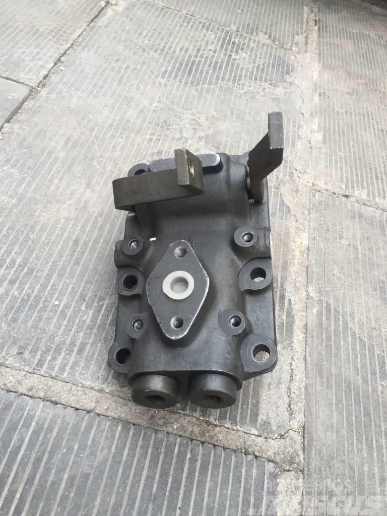 Komatsu D65E-8 steering valve assembly 144-40-00100 Prevodovka