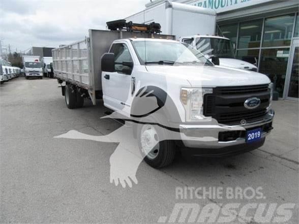 Ford F550 Plošinové nákladné automobily/nákladné automobily so sklápacími bočnicami