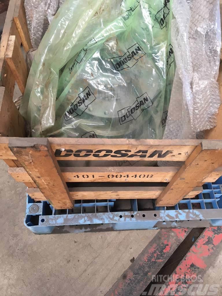 Doosan DX 300 Pásové rýpadlá