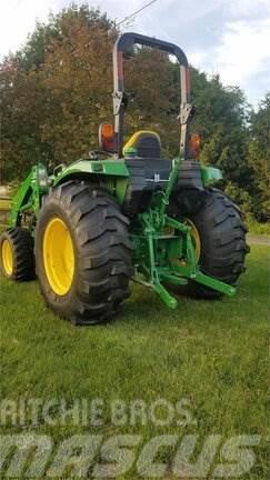 John Deere 4044R Traktory