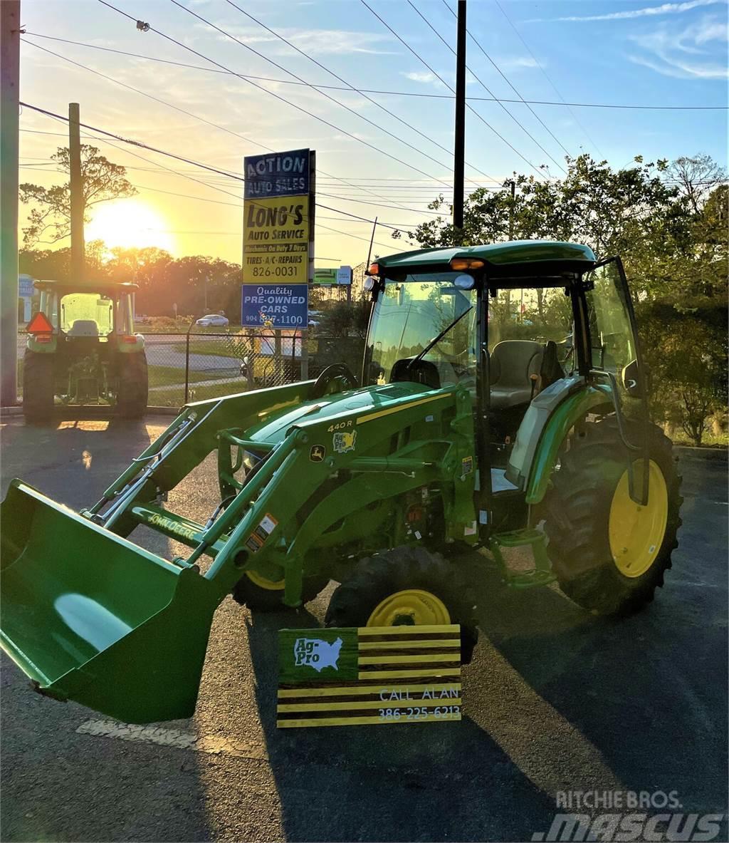 John Deere 4044R Traktory