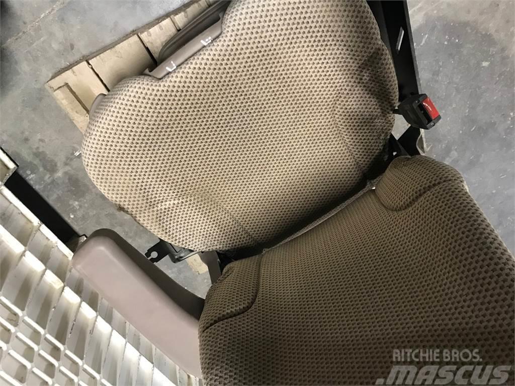 John Deere AXE63552 SEAT ASS'M CLOTH Príslušenstvo a náhradné diely ku kombajnom