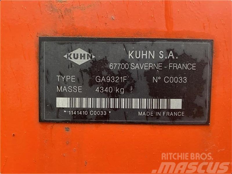 Kuhn GA9321F Obracače a zhrabovače sena