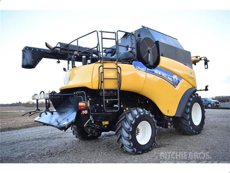 New Holland CR 8080 Combine harvesters