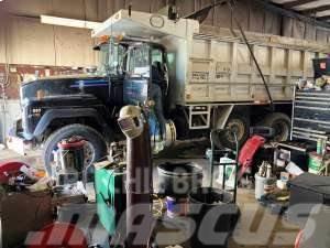 Mack RD688S Dump Truck Sklápače