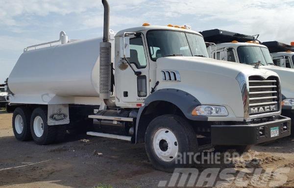 Mack water truck GU813E Cisternové nákladné vozidlá