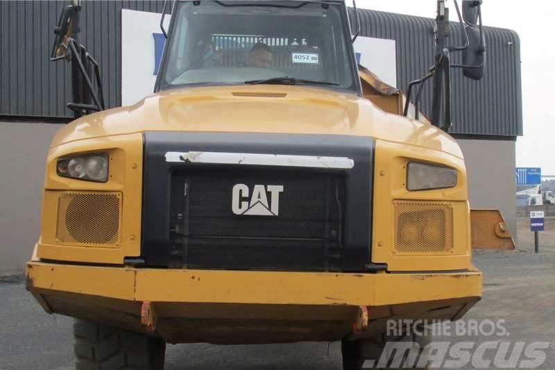 CAT 730C2 Kĺbové nákladné autá