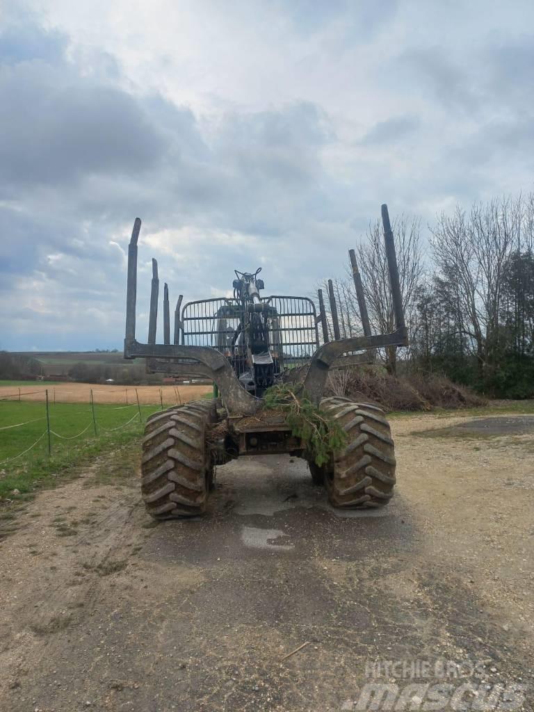 John Deere 1210 E Lesné traktory