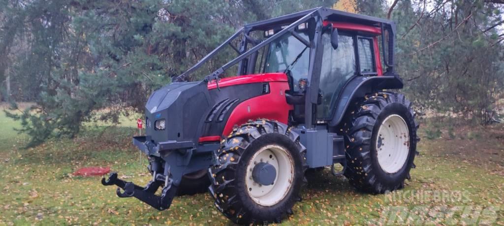 Valtra T213V Traktory
