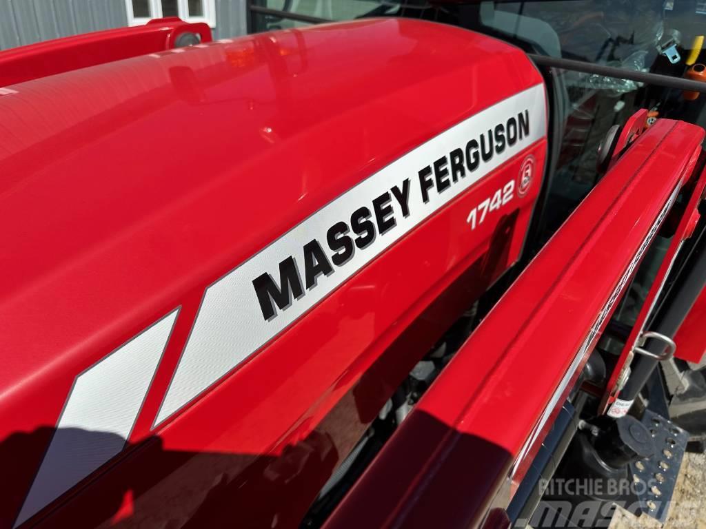 Massey Ferguson 1742 Traktory