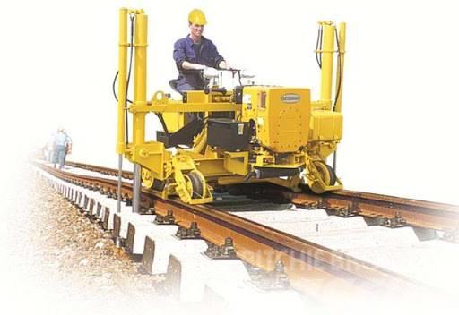 Geismar RV100 Track Lifting & Slewing Machine Dvojcestné rýpadlá
