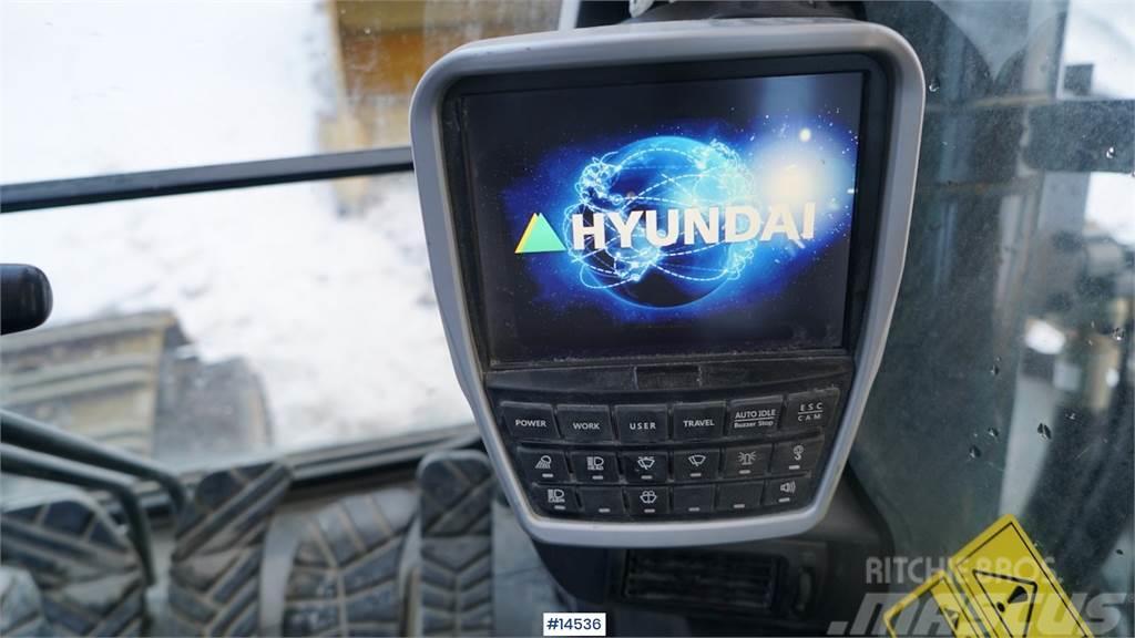 Hyundai HX520L digger w/ bucket. Pásové rýpadlá