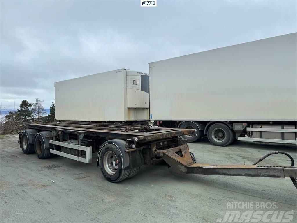 Istrail 3-axle hook trailer w/ tipper Ostatné návesy