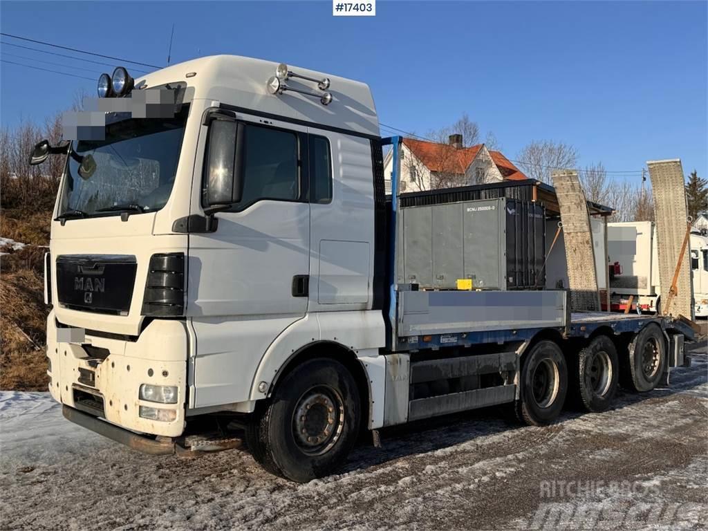 MAN TGX 35.480 8x4 flatbed truck w/ driving bridges Plošinové nákladné automobily/nákladné automobily so sklápacími bočnicami