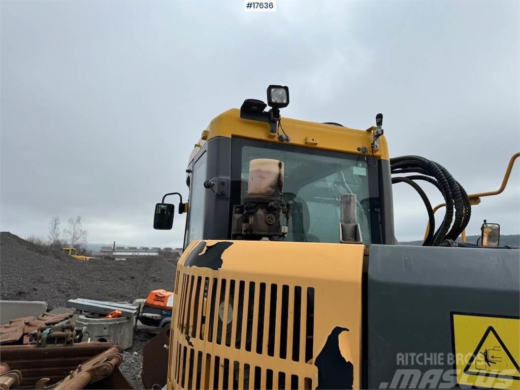 Volvo ECR235CL Tracked excavator w/ bucket and tilt Pásové rýpadlá