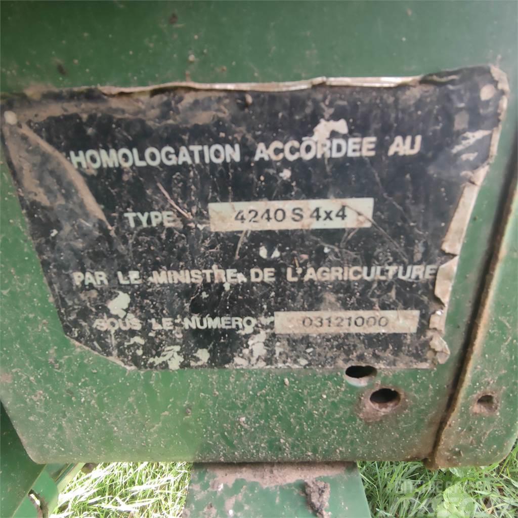 John Deere 4240S Traktory