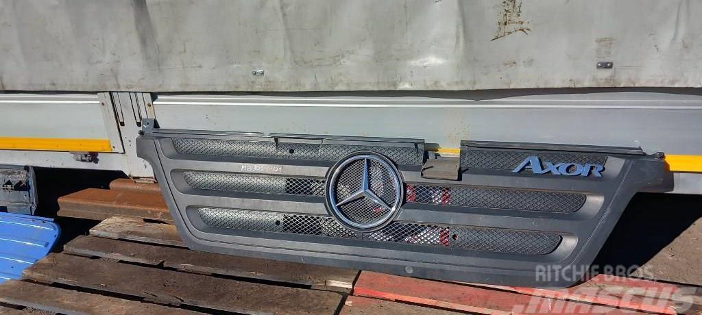 Mercedes-Benz Axor 1824 9448800085 GRILL Kabíny a interiér