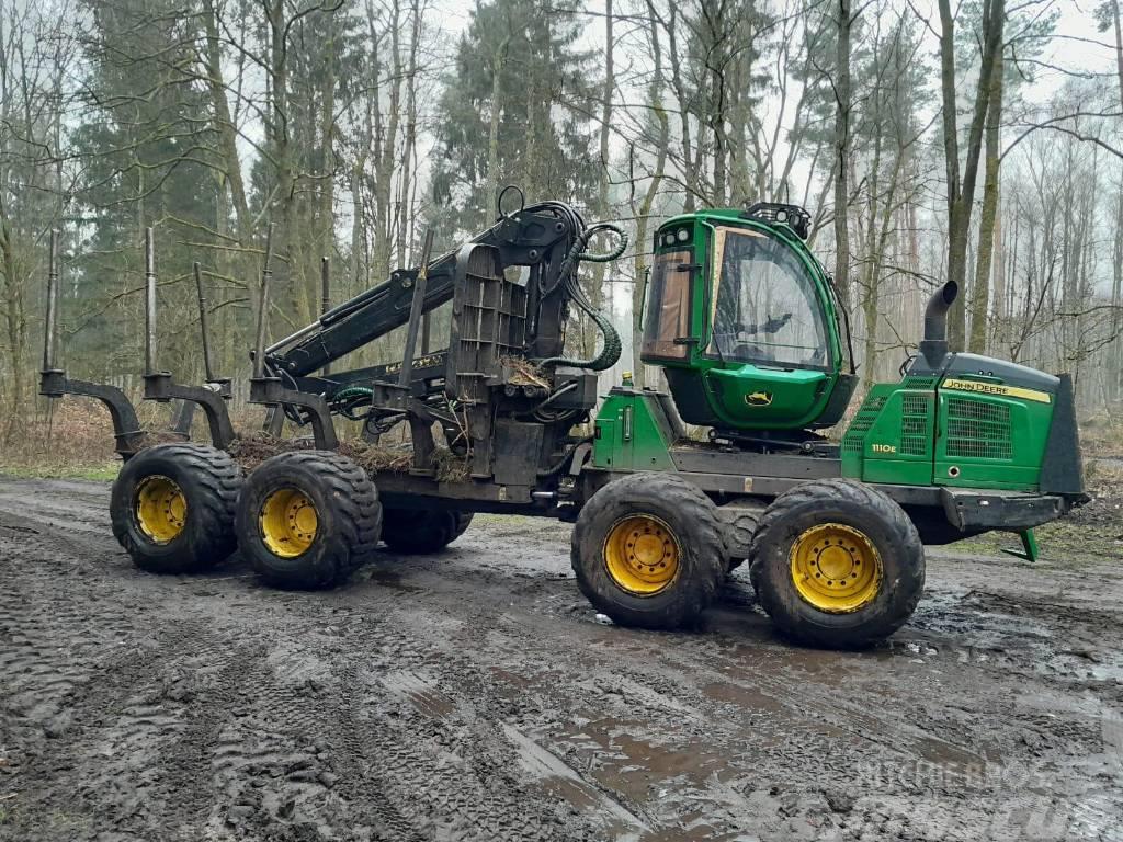 John Deere 1110 E Lesné traktory