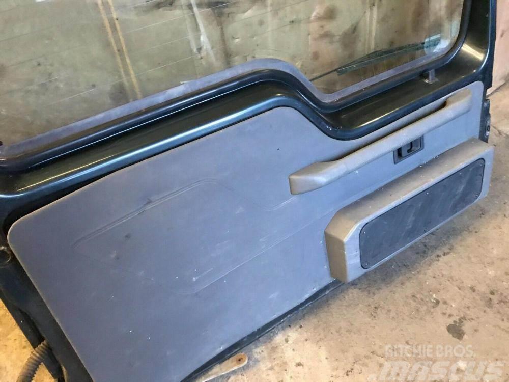 Land Rover Discovery 300 TDi rear door complete £90 Iné
